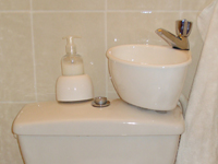 WiCi Mini, das Handwaschbeckenset auf bestehendes WC anpassbar - Frau A (Frankreich - 83)